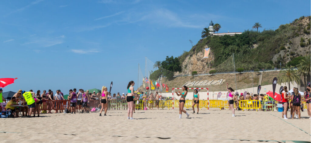 Competición de balonmano en la playa de Calella.