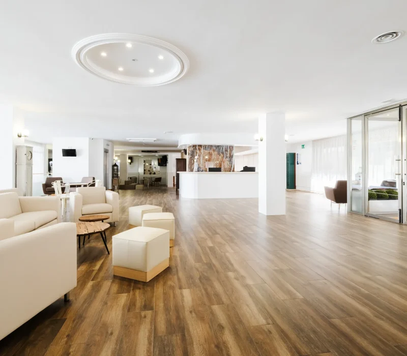 Sala recibidor de Hotel Miami piso de madera