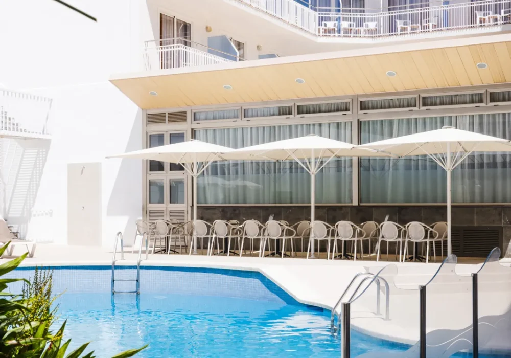 Foto de la piscina cristalina y el edificio